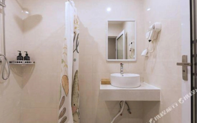 Berman Hotel (Nanchang Jingdong Avenue Rainbow)