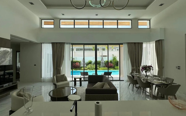 Breeze Villa with maid by Lofty