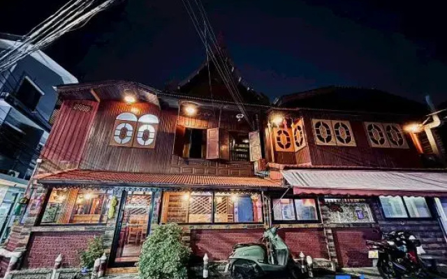 Thai teak Sathon Guest House