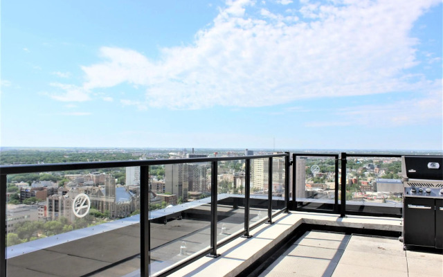 Luxury skyline condo in downtown FREE 24/7 parking