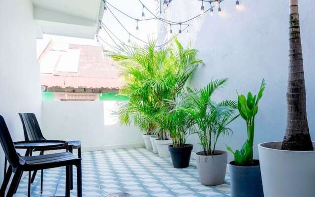 w Outstanding 1BR in Santa Ana