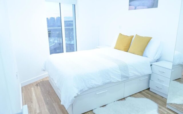 Bright 2BR Apartments Quays