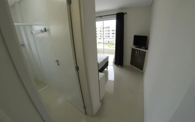 Ed Mônaco, 150 metros da praia de Bombas