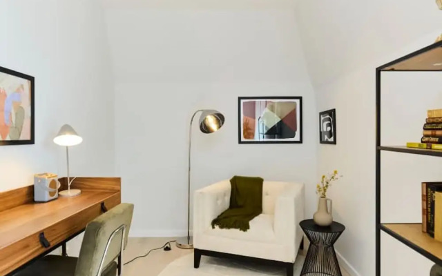 The Brondesbury Hideaway - Stylish 3bdr Flat With Balcony Parking