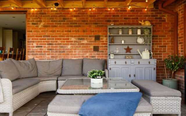Serene Riverside 6BR Luxury Retreat in Curdridge