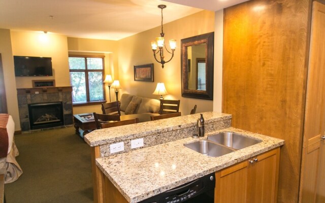 Spacious Unit Mountain Getaway with Fireplace by RedAwning