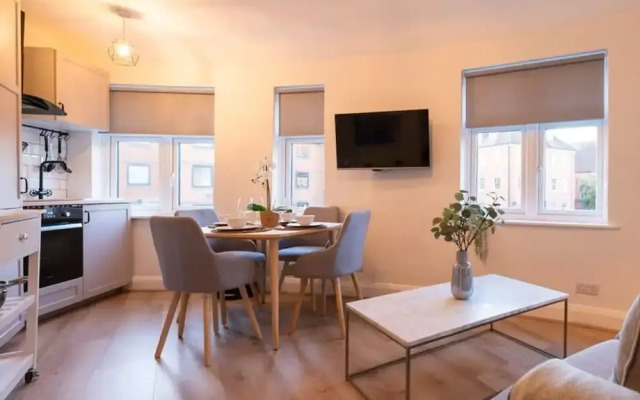 Super Central Apartment Close To River Station