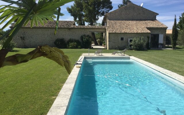 Mas en pierres dans le Luberon