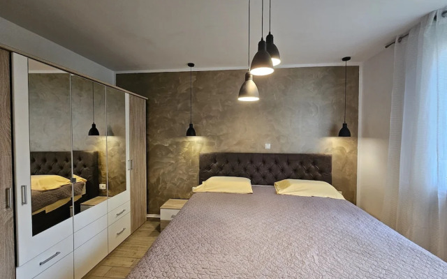 Deluxe Apartment near Bridge
