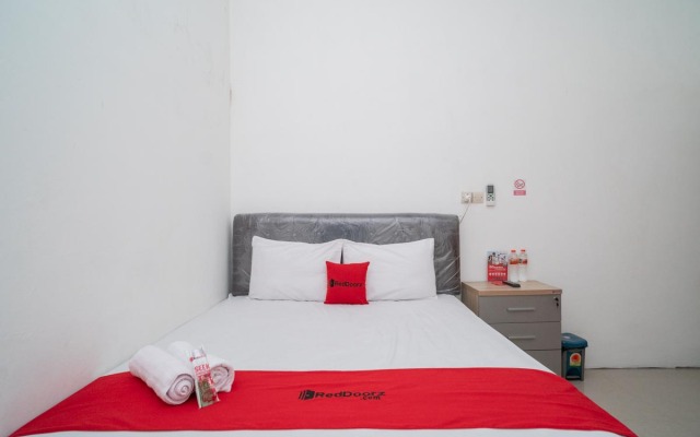 RedDoorz near RS Mitra Keluarga Waru