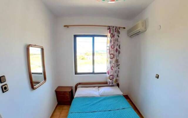 Blue House Beach Apartment - Sleeps 4 & Balcony