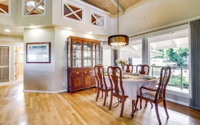 Honomu Home w/ Screened Lanai + Ocean Views!