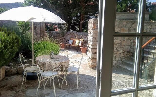 D HOUSE authentic Zlarin house, relaxing courtyard and terrace