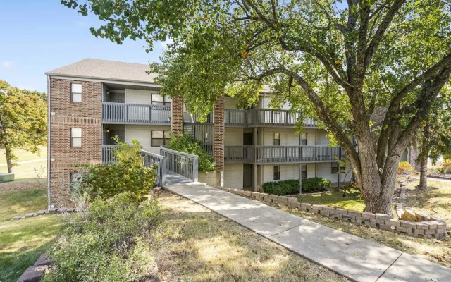 Royal Ridge Modern Condo for 4