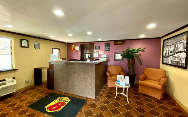 Super 8 by Wyndham Shawnee