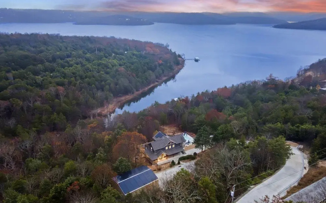 Van Kirk Cove 6 BDR Stunner!