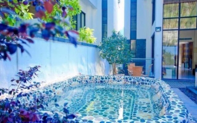 Moon River Yard Villa