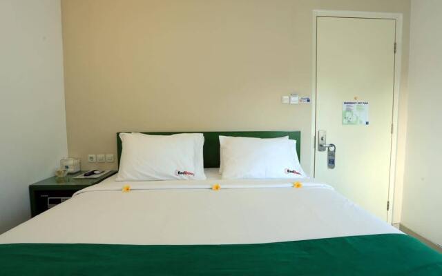 RedDoorz Near Pantai Jerman