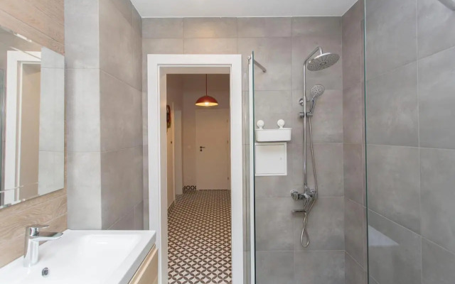 Sunny and Modern 1bdr Apartment in the Center