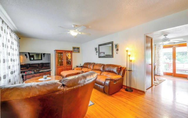 Pet-friendly Waterloo Abode w/ Deck!