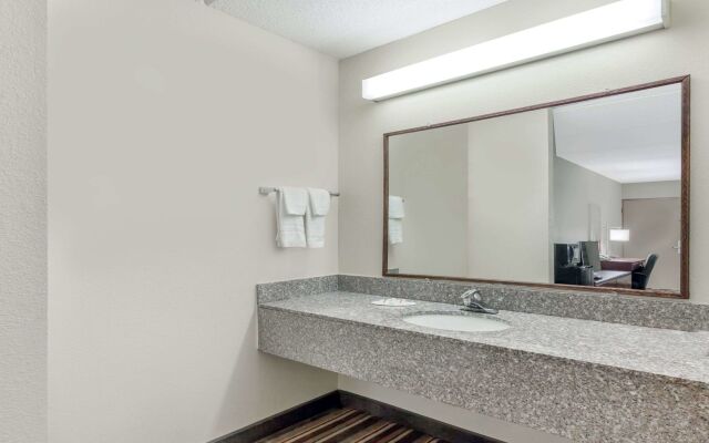 Clarion Pointe Valley Inn
