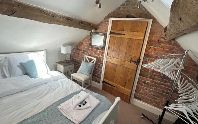 Farmhouse - Sleeps 6 - Near Alton Towers - Parking