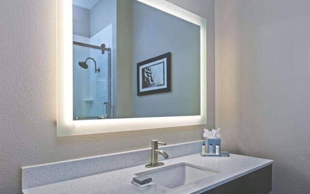 Comfort Inn & Suites Irving Las Colinas DFW
