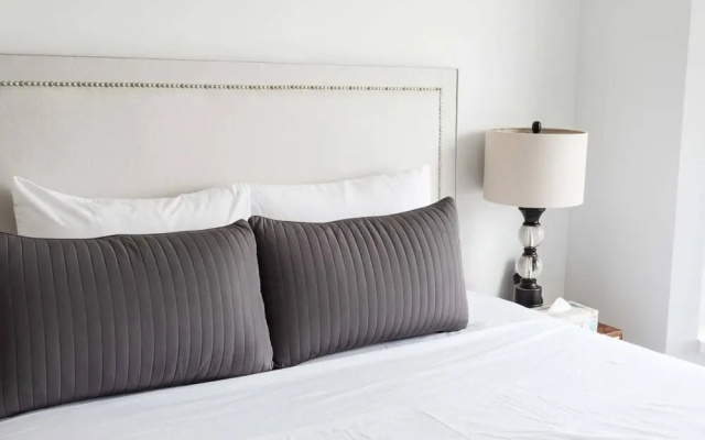 Luxury Stay at the Finest Downtown Neighborhood