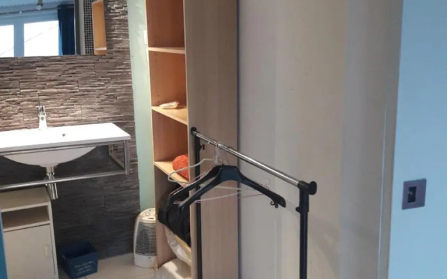 Studio dans maison avec parking