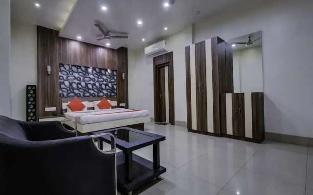 OYO 22530 Savoy Hotel