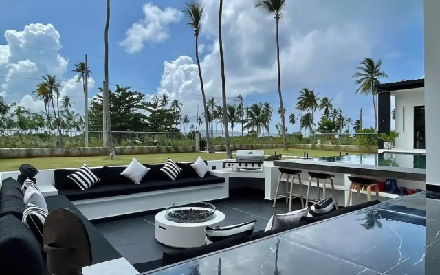 Casa Black and White. Vista al Mar