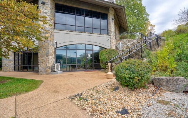 The Lodge on the Creek Branson West Cabin w/ Beautiful Views