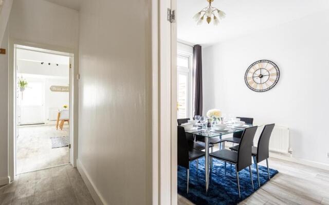 Wenham House - Large House with Hot Tub, Sleeps 11!