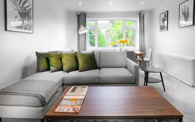 Sunninghill Village - 2 Bed - Parking and garden