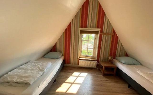 Lush Villa with Hot Tub, Private Fenced Garden in Hippolytushoef