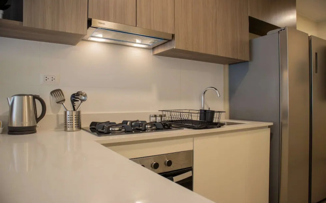 w Striking 1BR w Perfect Balcony Near Kennedy Park