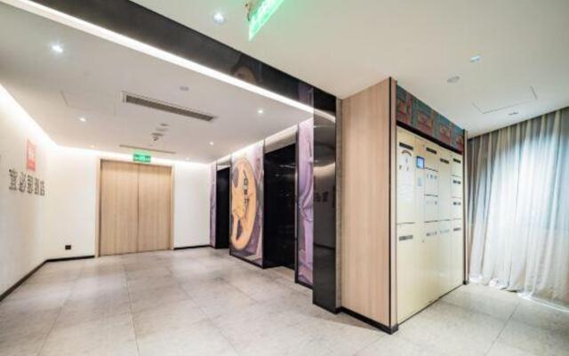 32/5000  Hotel Ibis (wide narrow Alley Central Hotel, Chengdu)