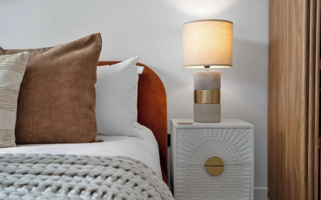 Cottonopolis Suite With 1 Bedrooms and 1 Bathrooms