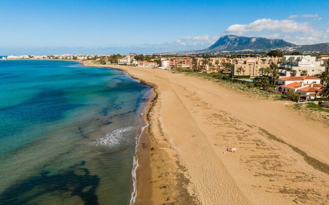 Beautiful 2-Bed first beach line apartment for 6