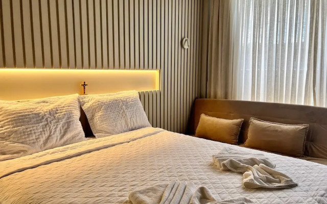 Setai Yacht Comfort II - By Almare Flats