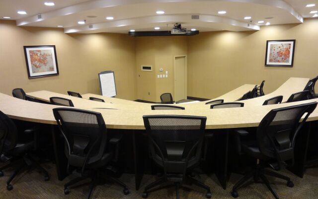 Holiday Inn & Suites Windsor Ambassador Bridge by IHG