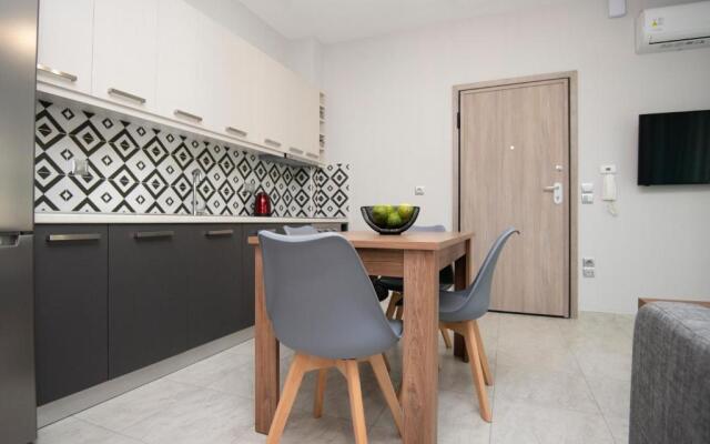 ENIO AXD guest house with private parking