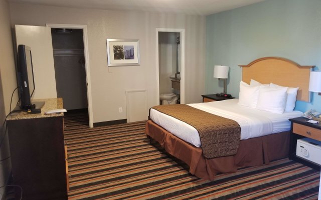 Best Western Plus Holiday Sands Inn & Suites