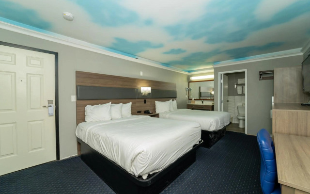 Hollywood Palms Inn and Suites