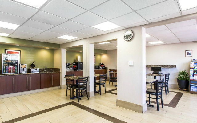 Econo Lodge And Suites Bricktown