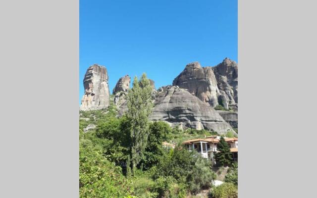 The house under the rocks of Meteora 1