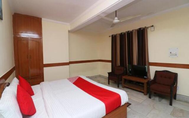OYO 28009 Hotel Rajdhani Palace