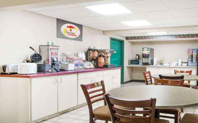 Super 8 by Wyndham Newcomerstown