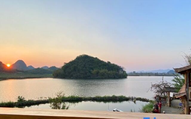 Puzhe hei Yunlu Lake View B & B