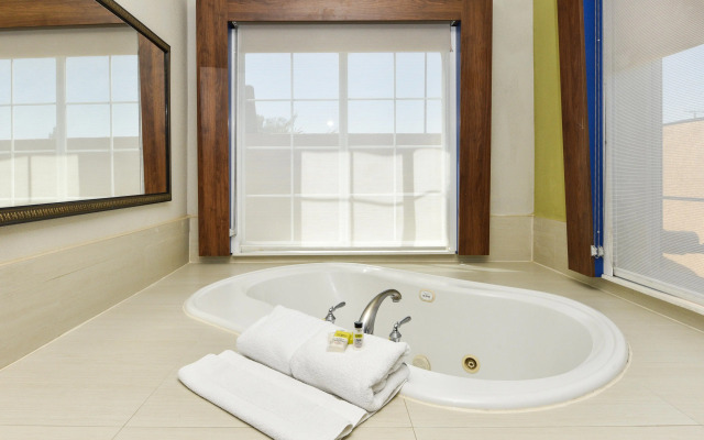 Holiday Inn Express & Suites Corona by IHG